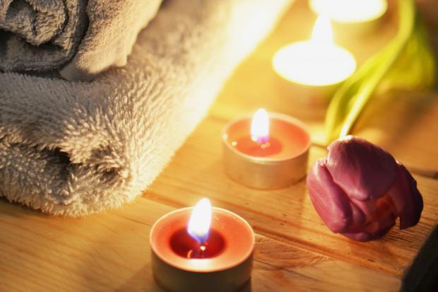 Bromsgrove Advertiser: A pile of towels, candles and a tulip. Credit: Canva